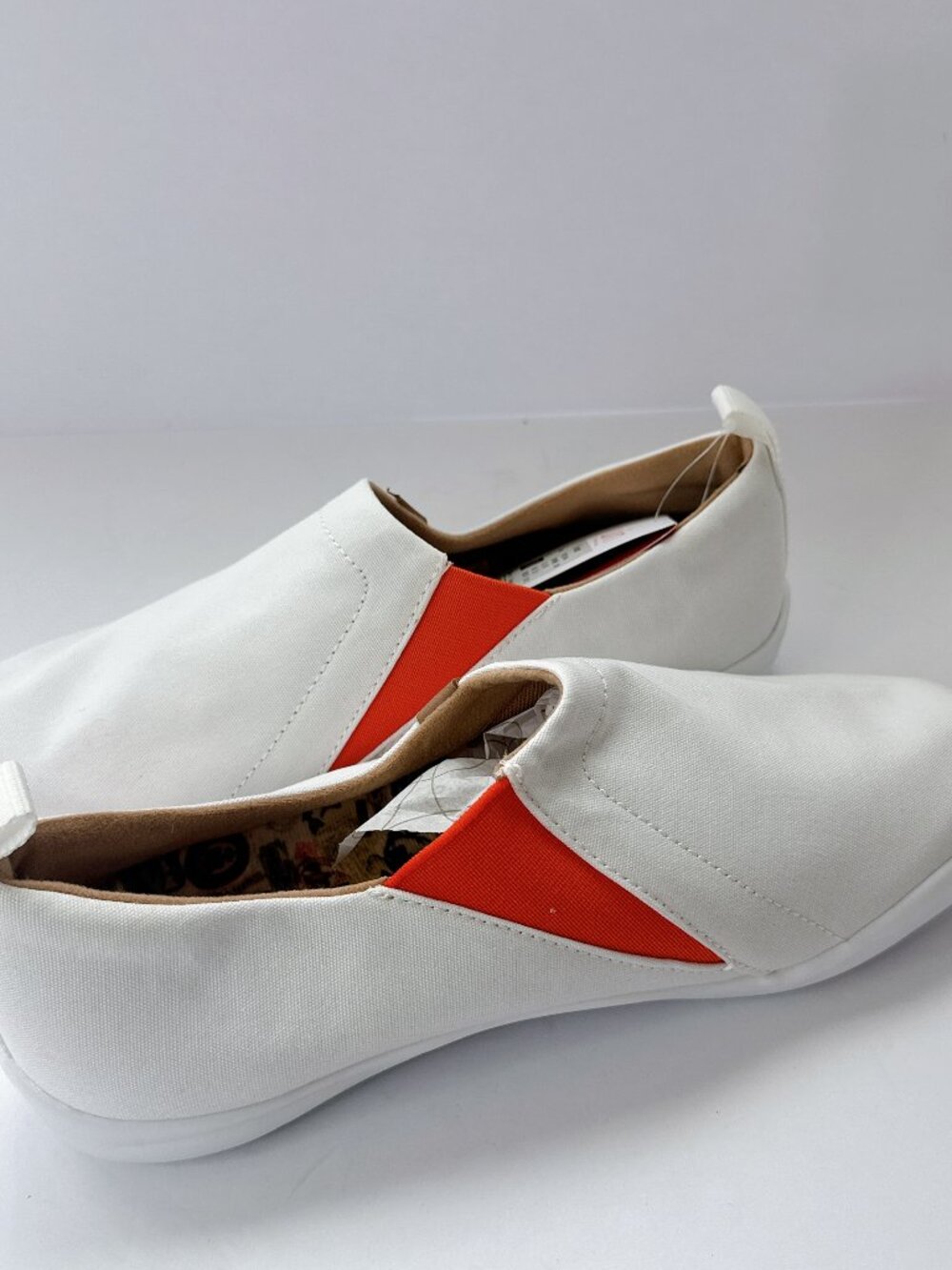 Women’s Size 8 UIN Toledo White Canvas Slip-On Shoes Comfort Travel Flats - Picture 2 of 12